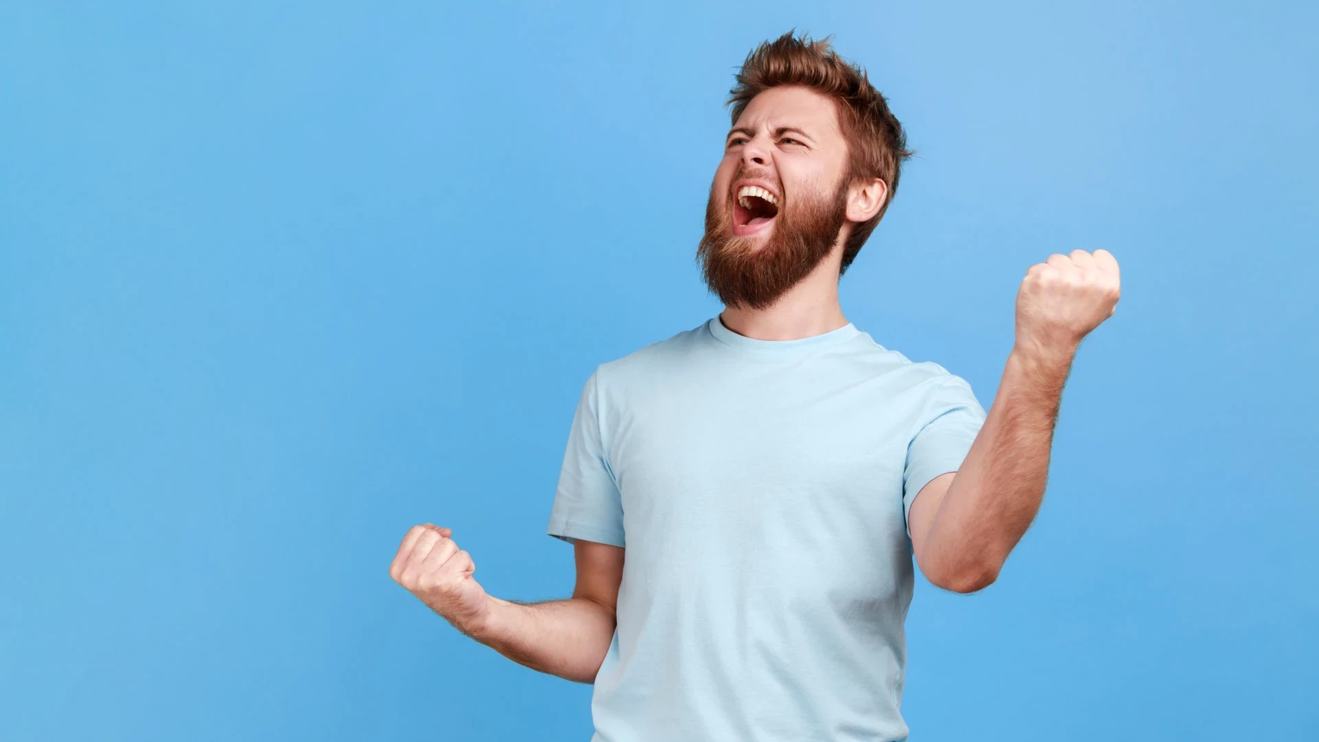 Hombre gritando de alegria por que le ha tocado la lotería